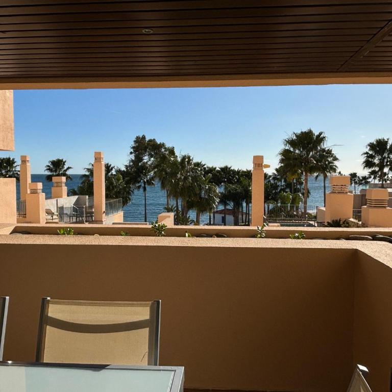 5 Stars BEACHFRONT PARADISE - Seaview, Always Heated Pool, Gym, Sauna! - One-Bedroom Apartment - 21