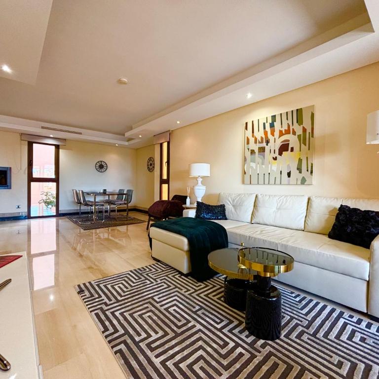 5 Stars BEACHFRONT PARADISE - Seaview, Always Heated Pool, Gym, Sauna! - One-Bedroom Apartment - 6