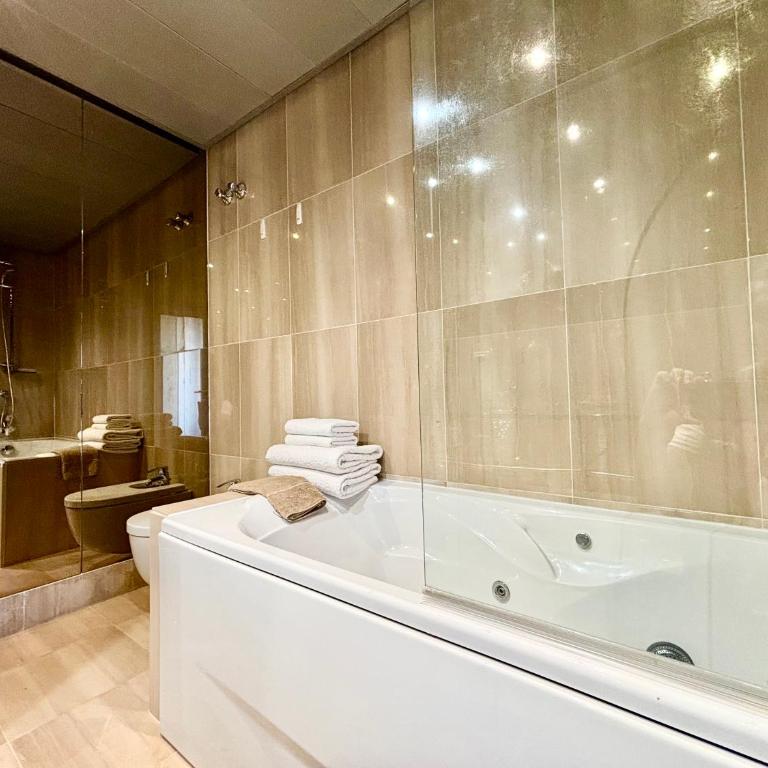 5 Stars BEACHFRONT PARADISE - Seaview, Always Heated Pool, Gym, Sauna! - One-Bedroom Apartment - 19
