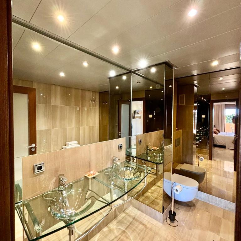 5 Stars BEACHFRONT PARADISE - Seaview, Always Heated Pool, Gym, Sauna! - One-Bedroom Apartment - 18