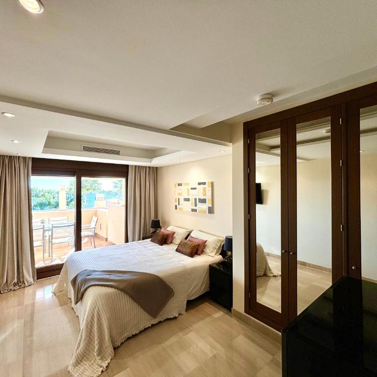 5 Stars BEACHFRONT PARADISE - Seaview, Always Heated Pool, Gym, Sauna! - One-Bedroom Apartment - 4