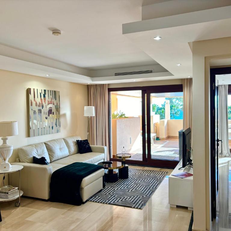 5 Stars BEACHFRONT PARADISE - Seaview, Always Heated Pool, Gym, Sauna! - One-Bedroom Apartment - 2