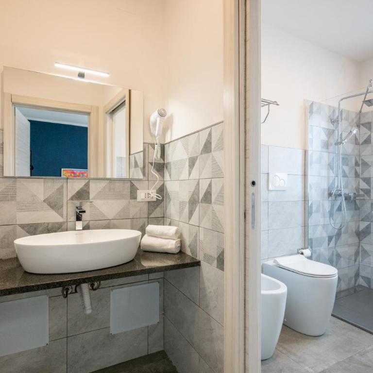 La Corte Rooms Pisa - King Room with Roll-In Shower - Disability Access - 6