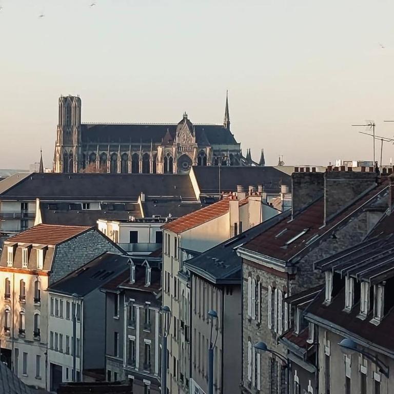 L'Arbane Sacrée, Basilique St Rémi, stationnement gratuit, escapade champenoise - Appartamento Deluxe con 2 Camere da Letto - 22