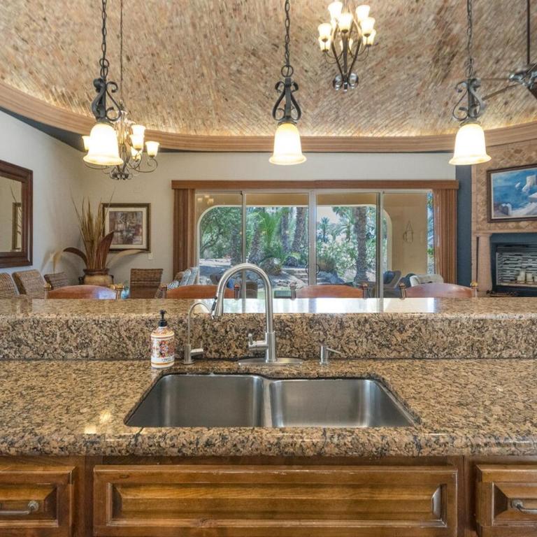 3BR Villa w/ Rooftop Sea Views Steps to Beach - Villa - 4