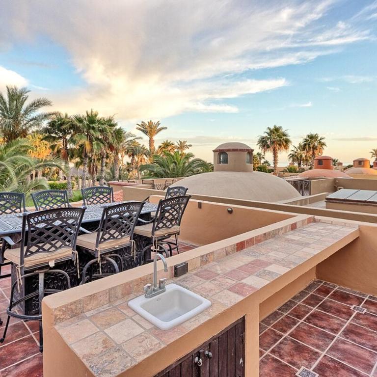 3BR Villa w/ Rooftop Sea Views Steps to Beach - Villa - 31
