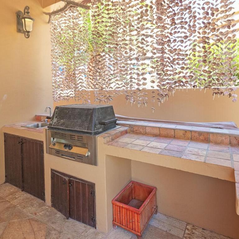 3BR Villa w/ Rooftop Sea Views Steps to Beach - Villa - 44
