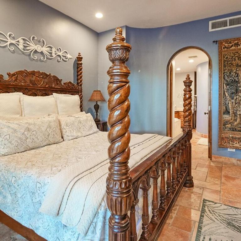 3BR Villa w/ Rooftop Sea Views Steps to Beach - Villa - 52