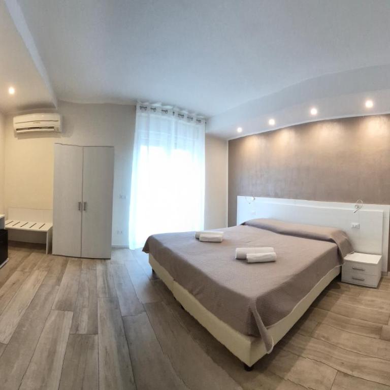Seaside Holidays Guest House - Deluxe Double or Twin Room with City View - 7