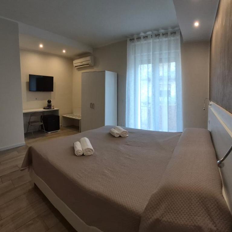 Seaside Holidays Guest House - Deluxe Double or Twin Room with City View - 4