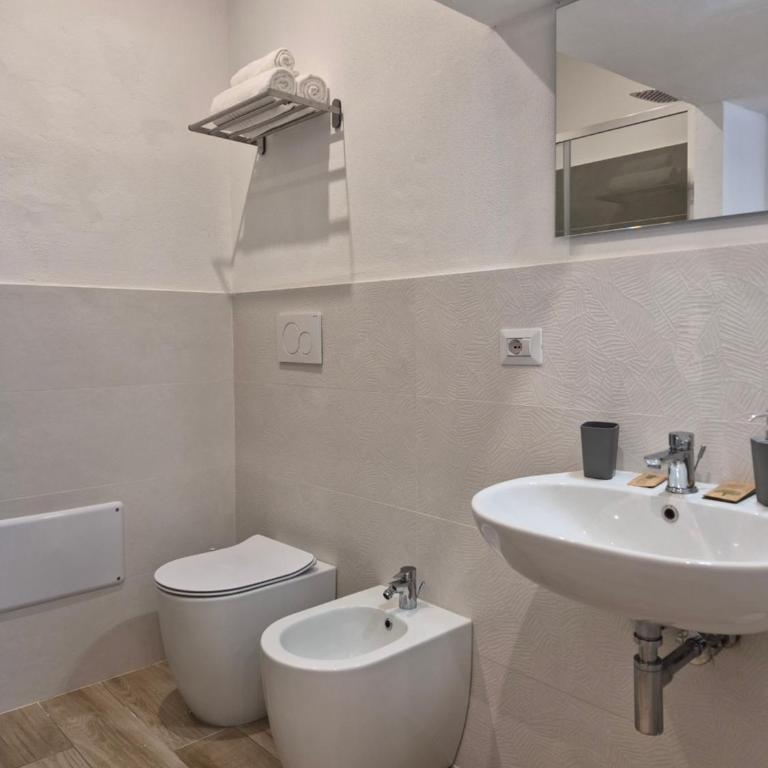 Seaside Holidays Guest House - Standard Double or Twin Room with Balcony - 14