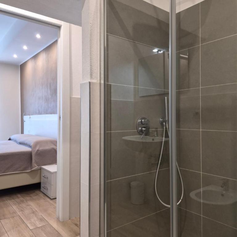 Seaside Holidays Guest House - Deluxe Double or Twin Room with City View - 16