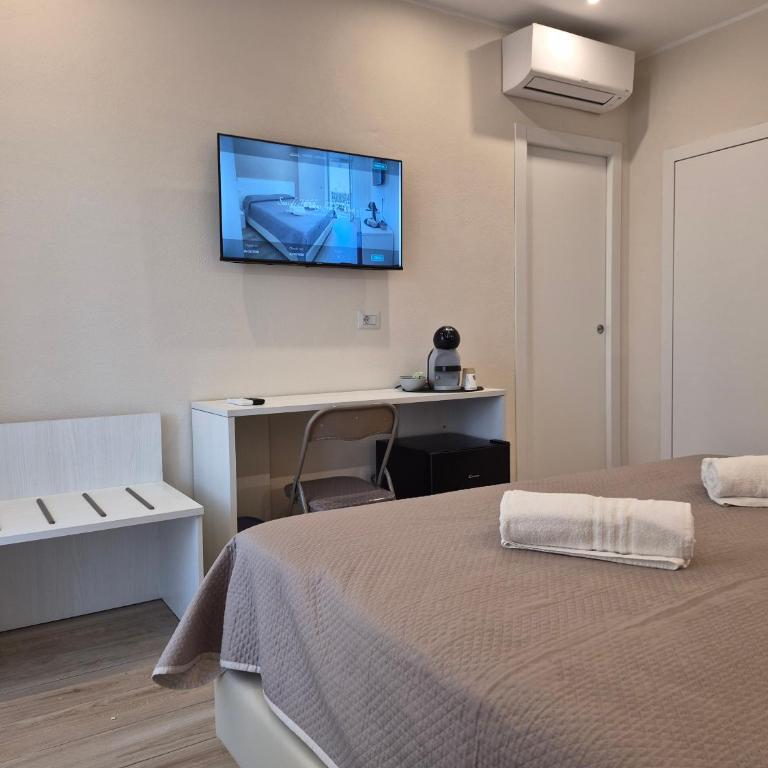Seaside Holidays Guest House - Standard Double or Twin Room with Balcony - 7