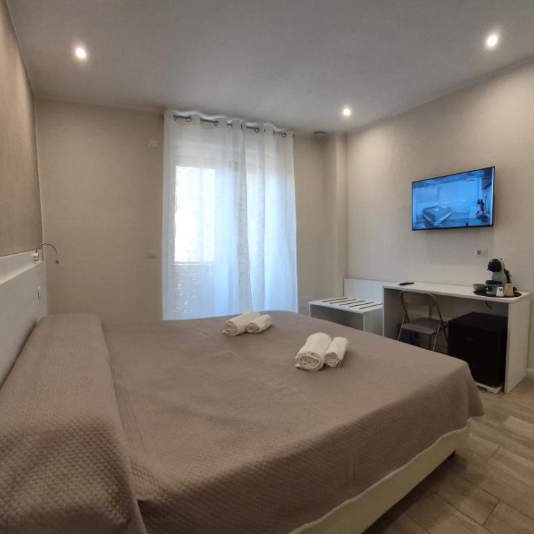 Seaside Holidays Guest House - Standard Double or Twin Room with Balcony - 9