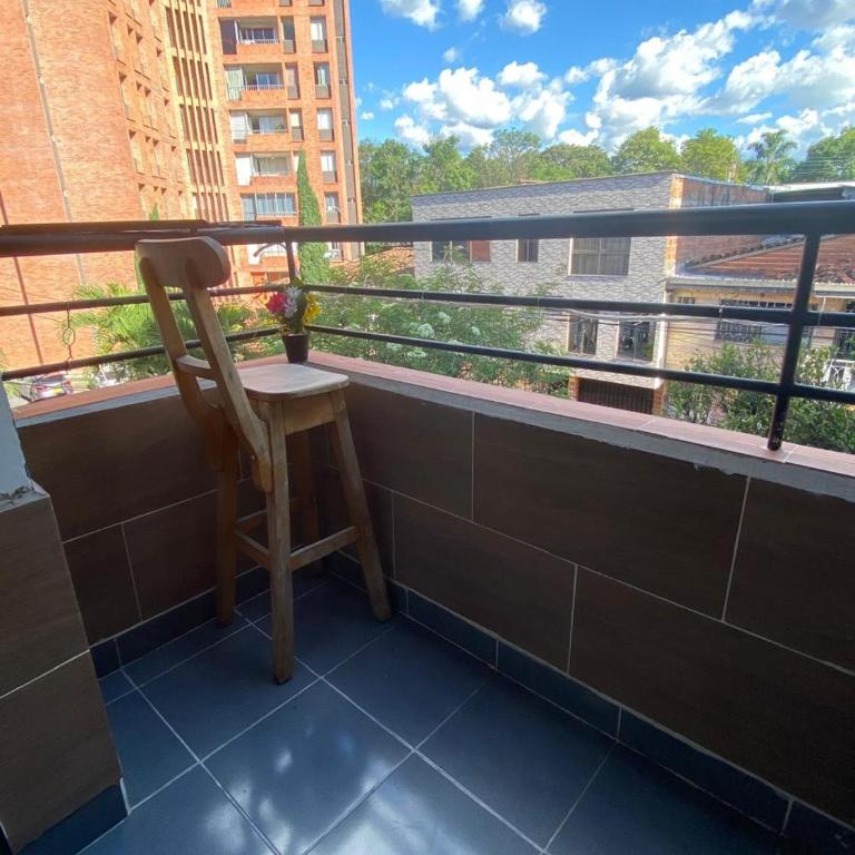 22 AMPLIO APARTAMENTO 150 mts con BALCON 3 HABIT eN LAURELES ESTADIO - Apartamento de 3 dormitorios - 3
