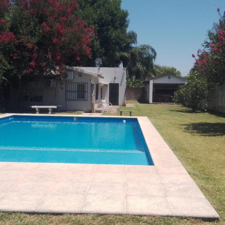 Casa con pileta y gran jardín en entrada de Roldan - One-Bedroom House - 6