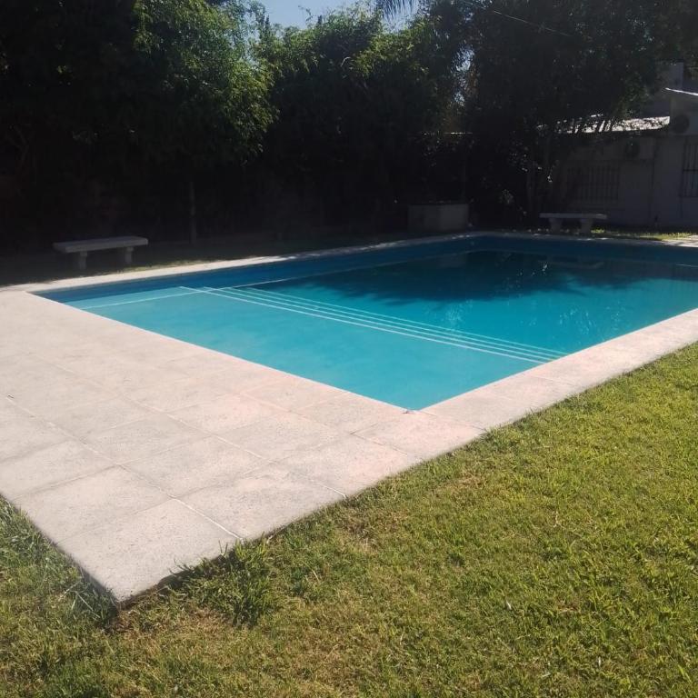 Casa con pileta y gran jardín en entrada de Roldan - One-Bedroom House - 10