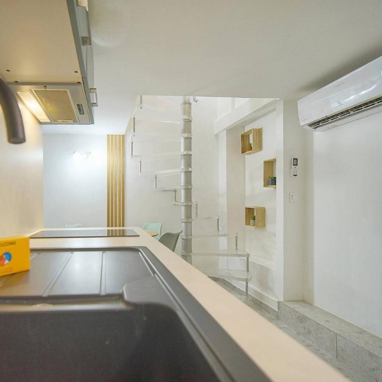 FRGK " JAURES Duplex Central Cannes Quiet Courtyard with Mezzanine 100m from Train Station - Apartment mit 1 Schlafzimmer - 18