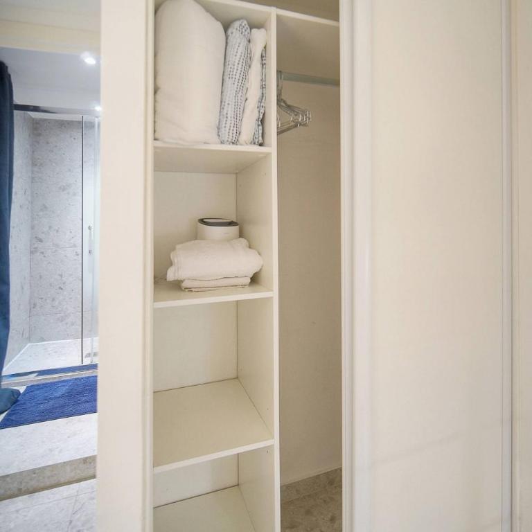 FRGK " JAURES Duplex Central Cannes Quiet Courtyard with Mezzanine 100m from Train Station - Apartment mit 1 Schlafzimmer - 25