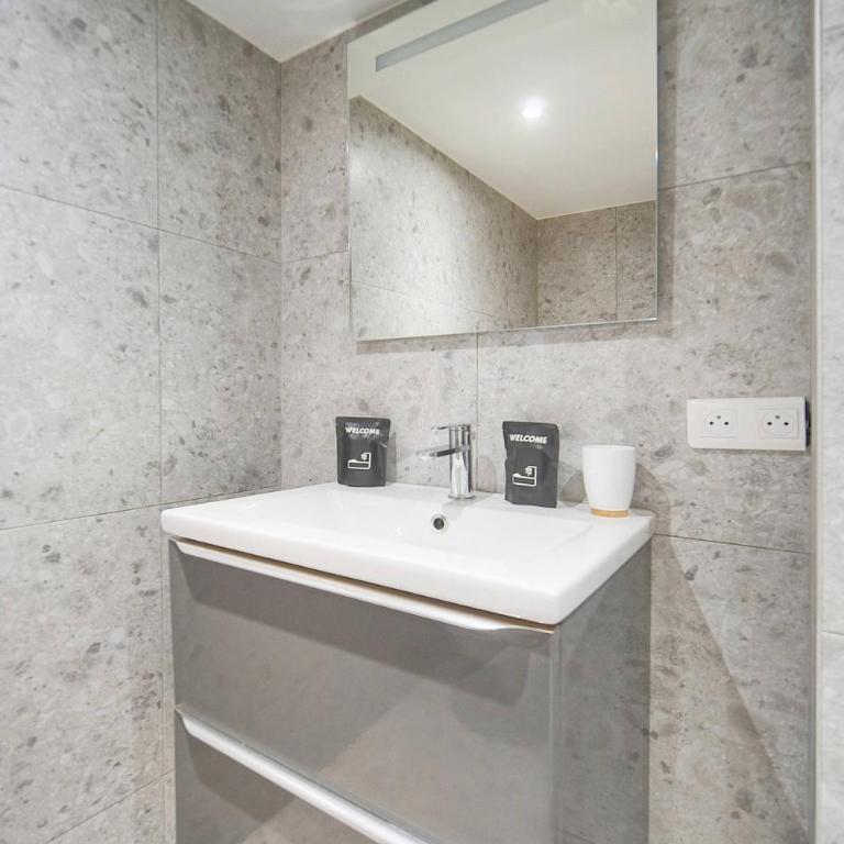 FRGK " JAURES Duplex Central Cannes Quiet Courtyard with Mezzanine 100m from Train Station - Apartment mit 1 Schlafzimmer - 7