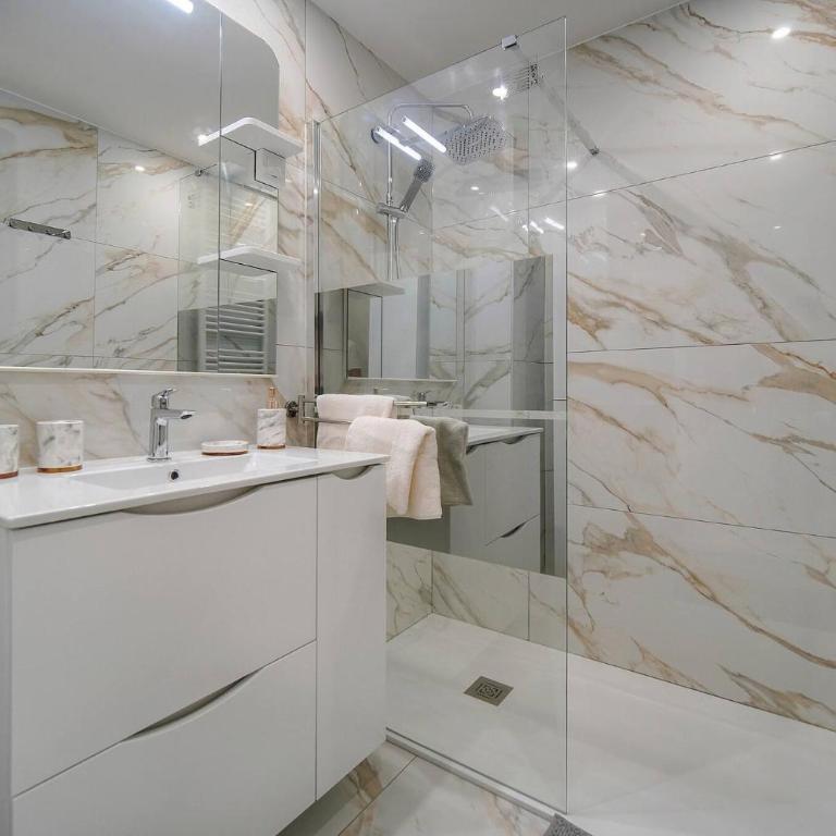 FRGK 2BDR Stanislas Apartment Terrace, Central Cannes AC & ULTRA FAST Wi-Fi - Apartment mit 2 Schlafzimmern mit Balkon und Terrasse - 6