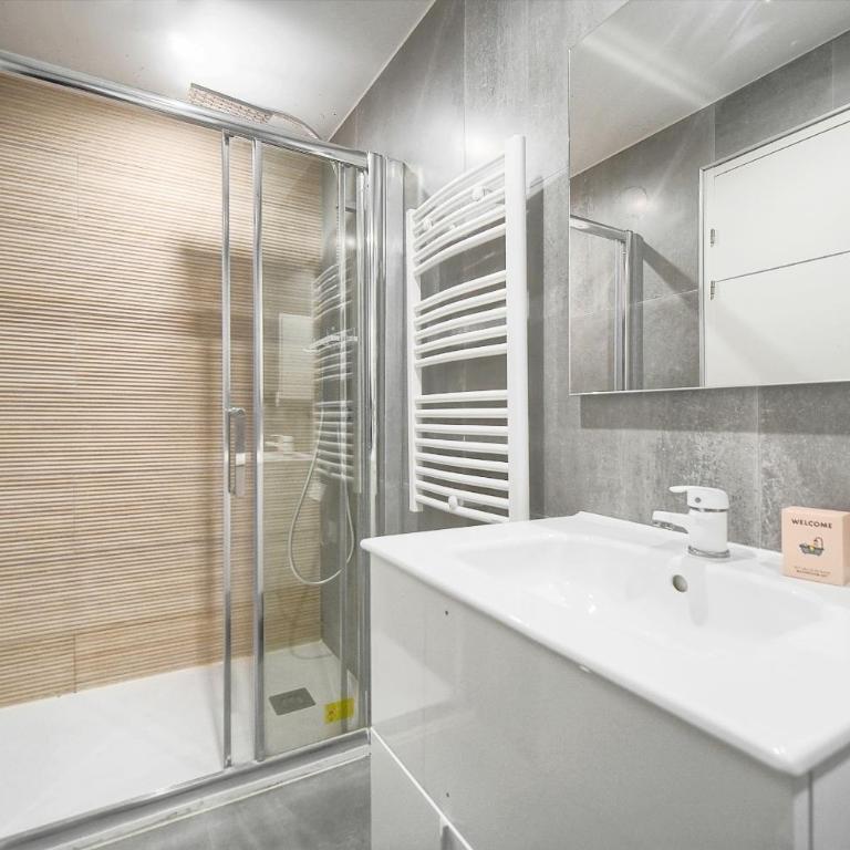 FRGK "24 AOUT 1 Mezzanine Bedroom Apartment Center Antibes AC WIFI HIGH SPEED " - Appartement 1 Chambre Deluxe - 4