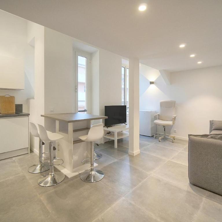 FRGK "24 AOUT 1 Mezzanine Bedroom Apartment Center Antibes AC WIFI HIGH SPEED " - Appartement 1 Chambre Deluxe - 30