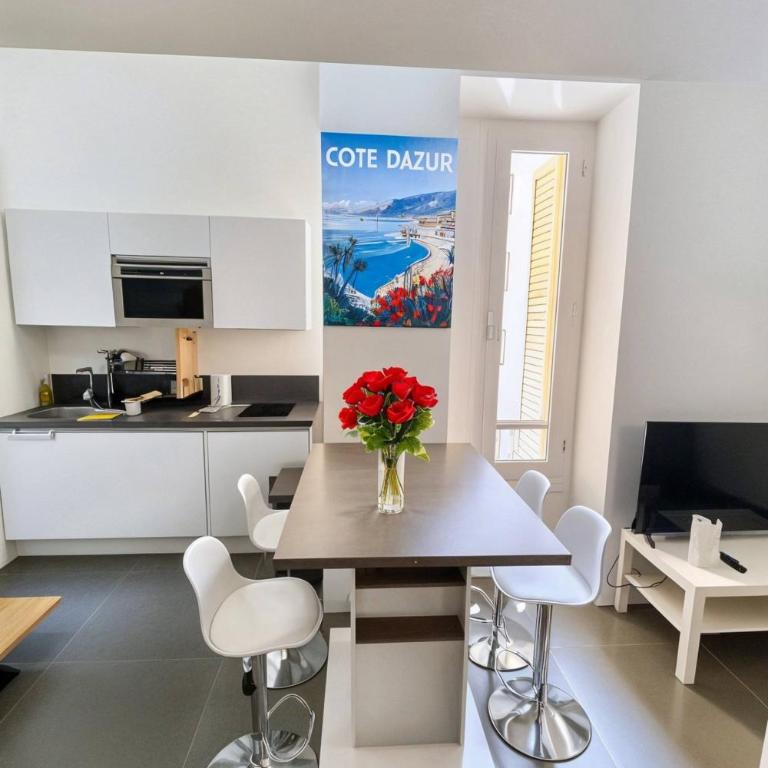 FRGK "24 AOUT 1 Mezzanine Bedroom Apartment Center Antibes AC WIFI HIGH SPEED " - Appartement 1 Chambre Deluxe - 1