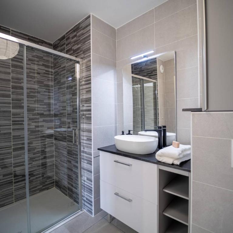 FRGK "BEL AZUR 1 BDR Luxury Sea View Parking AC WIFI HIGH SPEED " - One-Bedroom Apartment - 3
