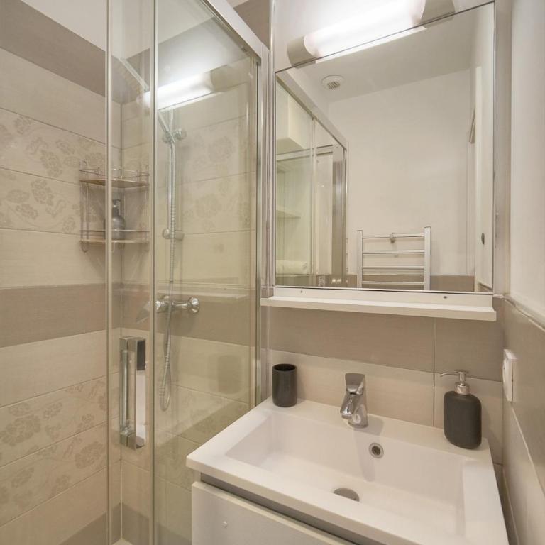 FRGK Goujon 1BR Design 300m Palais & Beaches AC & Ultra-Fast Wi-Fi - Appartement 1 Chambre de Luxe - Vue sur Jardin - 8