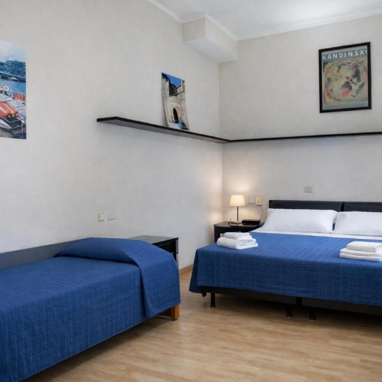 Ostello Bello Genova - Camera Matrimoniale/Doppia con Letti Singoli con Letto Supplementare - 3