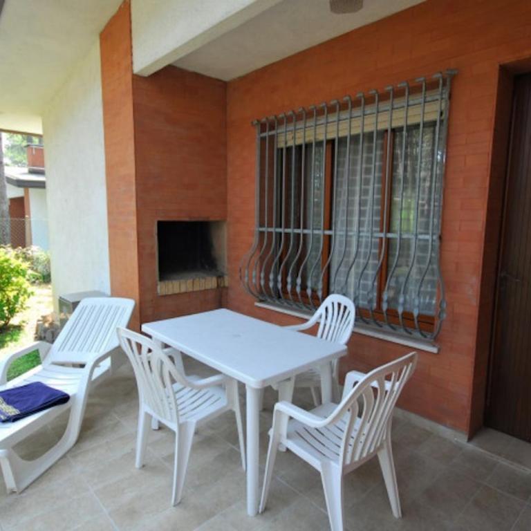 Villa with patio in Lignano Pineta - Villa - 1
