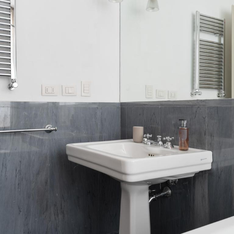 GuestHost - 500sqm luxury with Spa, Gym, Terrace, Game Room & Garage - Appartamento con 3 Camere da Letto - 65