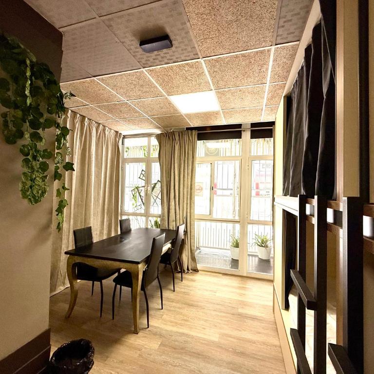 HOSTEL Pepper-Gold -STEP-FREE ENTRANCE -car- free Space-no nois-3 minutes from Port -BED ROOMS 8 GUEST 55 M2 AND 8 GUEST 65 M2 - Bunk Bed in Mixed Dormitory Room - 20