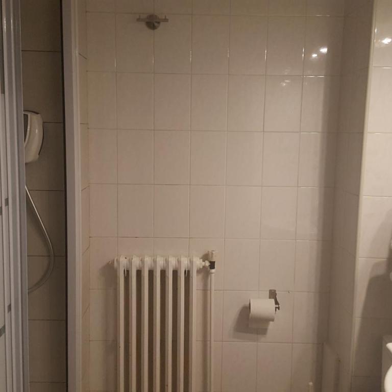 Hotel Glaizette - Chambre Quadruple avec Douche - 3