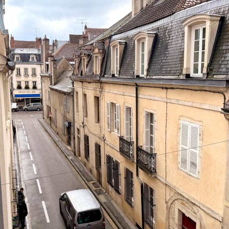 Le Mars - 2 voyageurs - Republique - Central - Estudio - 18