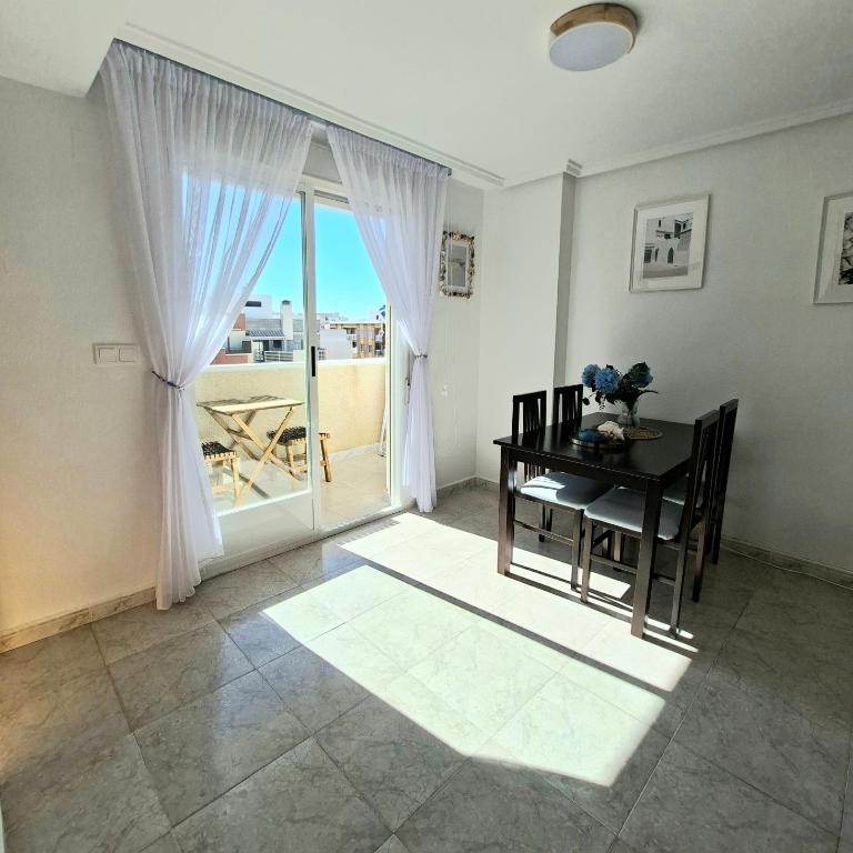 Beach-City-Rooftop terrace-Torrevieja PMT27 - Apartamento de 2 dormitorios con balcón y terraza - 3