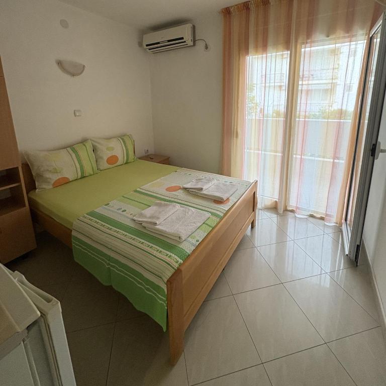 Apartmani Miladinović - Dvokrevetna Soba sa Bračnim Krevetom - 1
