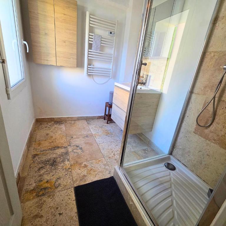 Magnifique appartement au cœur de la Venise Provençale - One-Bedroom Apartment - 7