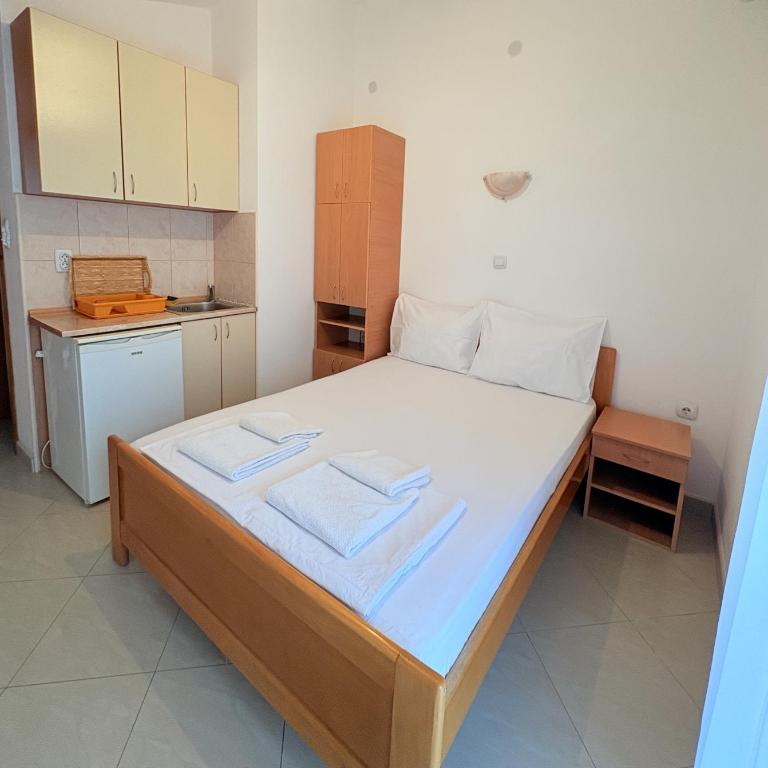 Apartmani Miladinović - Dvokrevetna Soba sa Bračnim Krevetom - 1