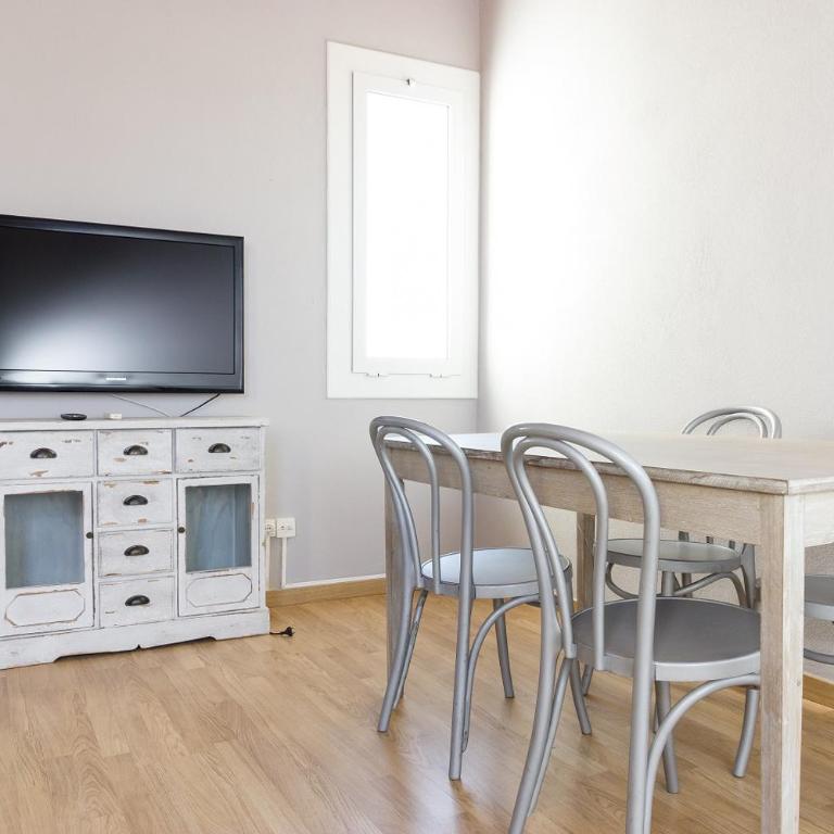 ApartEasy mid-term ONLY for VACATIONS stays, ATIC GRACIA - Two-Bedroom Apartment - 4