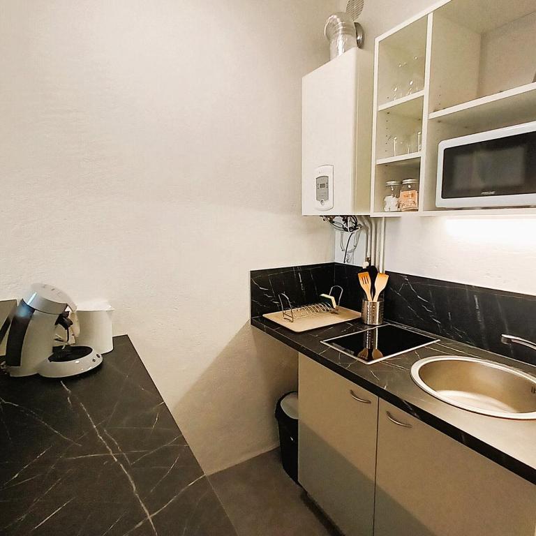 L'Oasis-T2 spacieux-Wifi-TV-Proche Gare - Appartamento con 1 Camera da Letto e Vista Città - 15