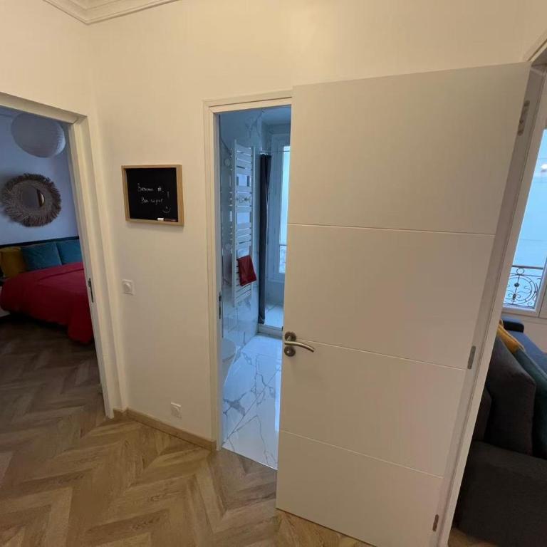 PARIS-ALESIA Super appartement 2 pièces de 39m2 - très cosy pour 1 - 5 personnes totalement refait à NEUF -ENTIRE APARTMENT LUXURIOUS AND WARM -PARIS ALESIA 14ème - Proche Aéroport Paris-Orly - Parc des Expositions Porte de Versailles FREE WIFI GRATUIT - One-Bedroom Apartment - 34