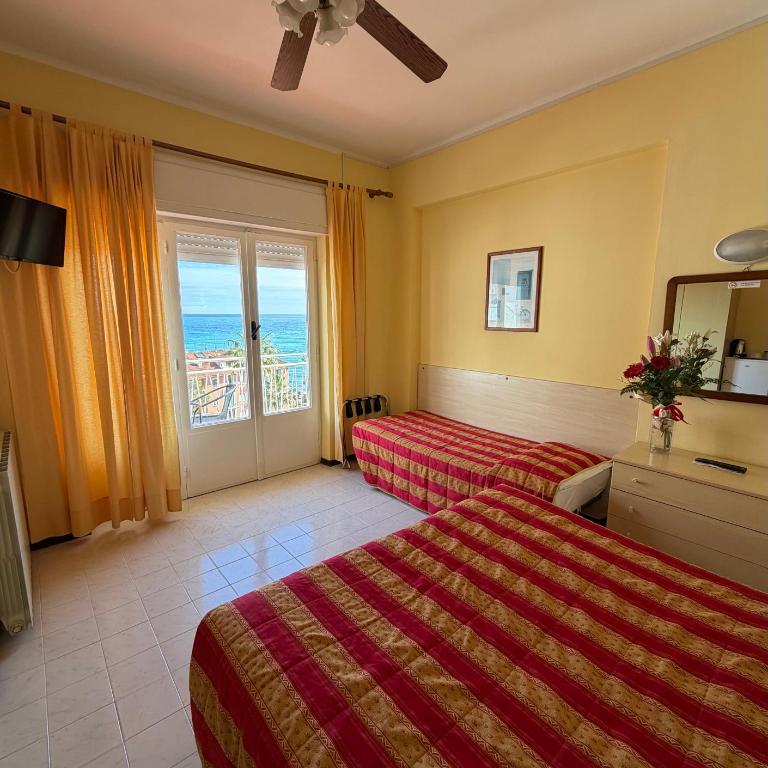 Hotel Nettuno - Camera Matrimoniale con Balcone (2 Adulti + 1 Bambino) - 1