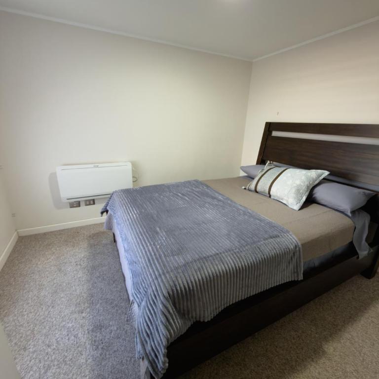 Cómodo cerca del aeropuerto, a minutos del centro y la playa - Two-Bedroom Apartment - 6