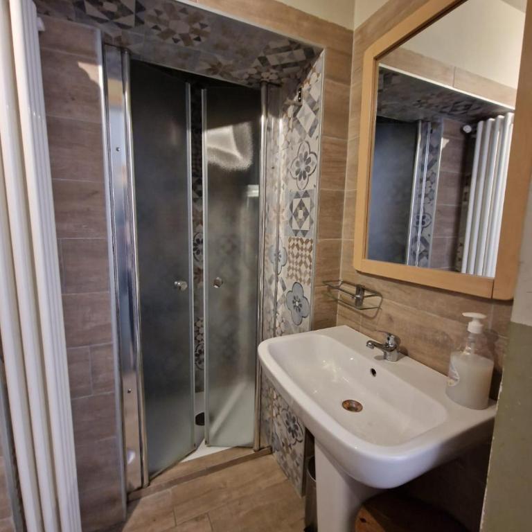Chez Luna - Single Room with Private Bathroom - 2