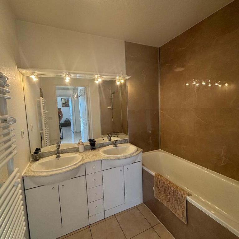 Le Tassigny-Spacious apartment-parking-wifi - Appartement 2 Chambres - 10