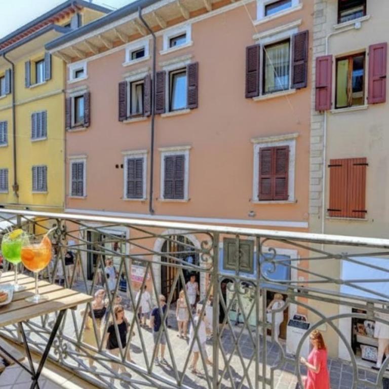 The Lake Giant with Lake View Renovated 2025 DesenzanoLoft Official Partner Homes & Villas by Marriott Bonvoy - Appartamento con Vista Lago - 22