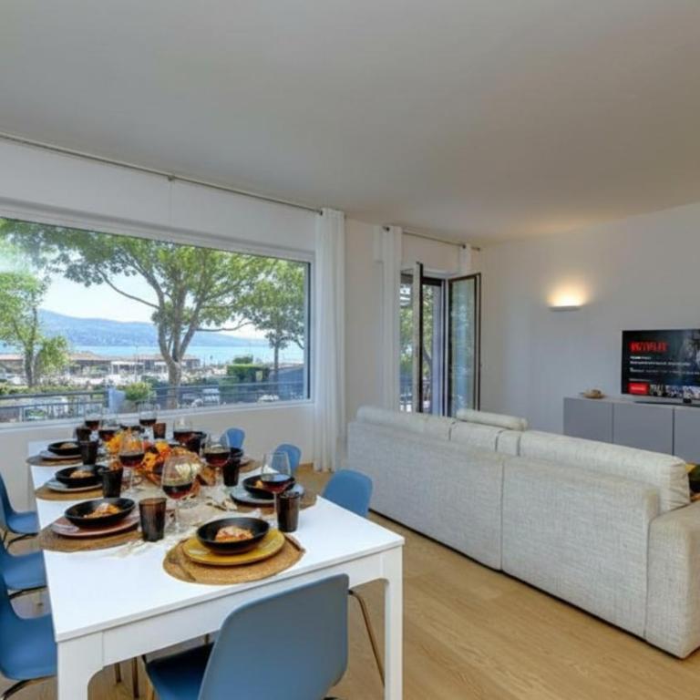 The Lake Giant with Lake View Renovated 2025 DesenzanoLoft Official Partner Homes & Villas by Marriott Bonvoy - Appartamento con Vista Lago - 2
