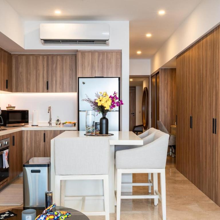 13th Floor Oceanfront 8 Pools 500Mbps - One-Bedroom Apartment - 29